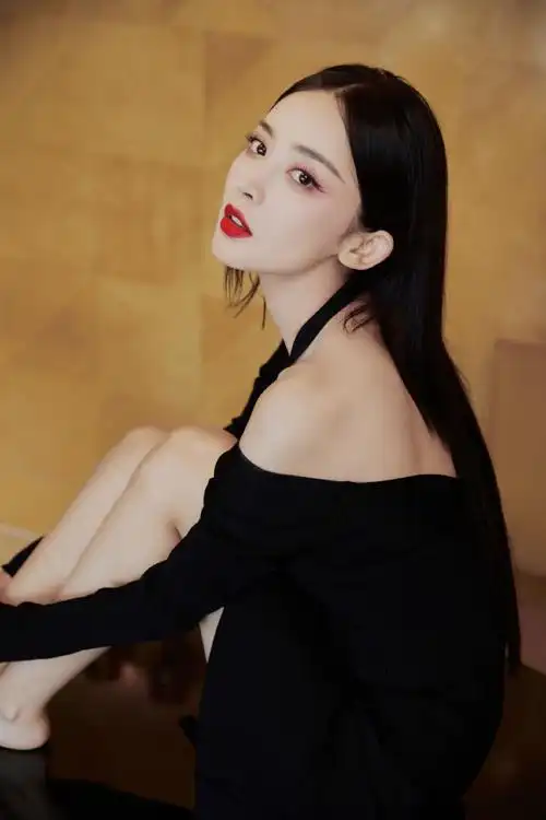 美古力娜扎黑色抹胸裙写真秀迷人天鹅颈