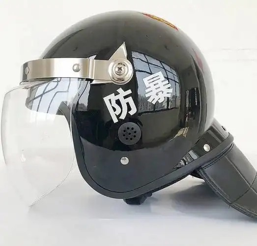 防暴头盔:保护头部,减轻伤害.