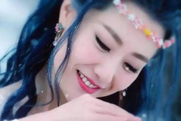 《神话》中扮演的玉漱公主就已经足够惊艳,但没想到她在《幻城》中