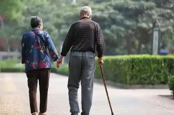 两个人相爱的图片大全(朋友圈里一组图片诠释了) - 赤虎壹号