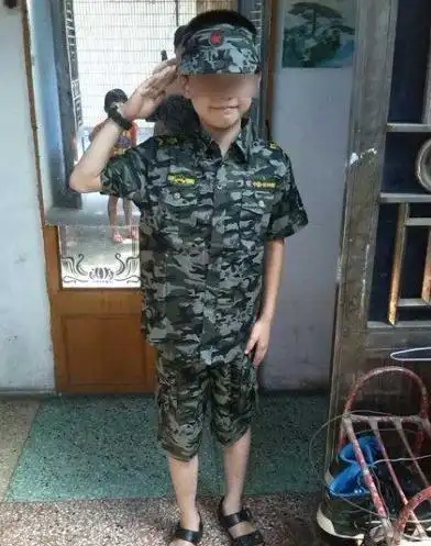 广州10岁男童家中上吊身亡 家属抬尸到校讨说法(图)