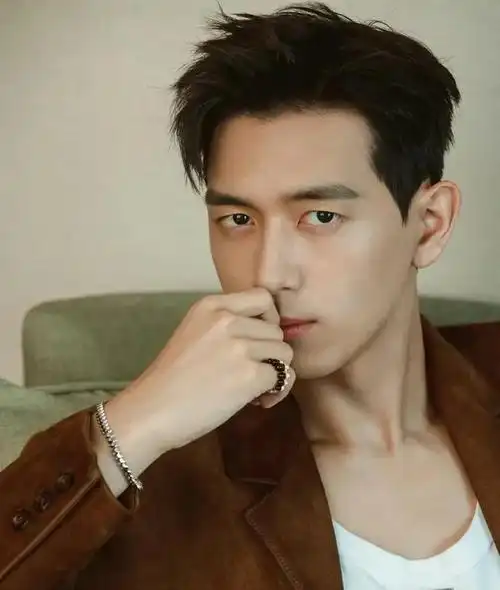 他可是那种直男大帅哥,性感大帅哥,阳刚大帅哥!