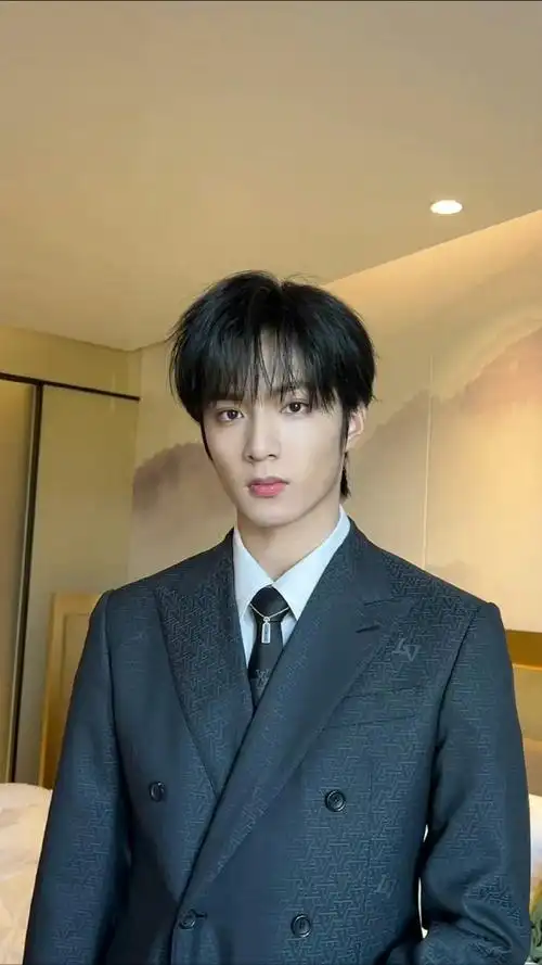 54亿主演票房在手的18岁影人@时代少年团-刘耀文勇闯金鸡百花第一章