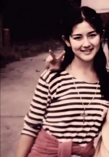 谢娜14岁青涩照罕见曝光,满脸胶原蛋白,梳麻花辫被称"小巩俐"