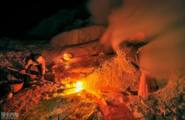 美丽与危险并存:印尼火山硫磺矿内部探秘
