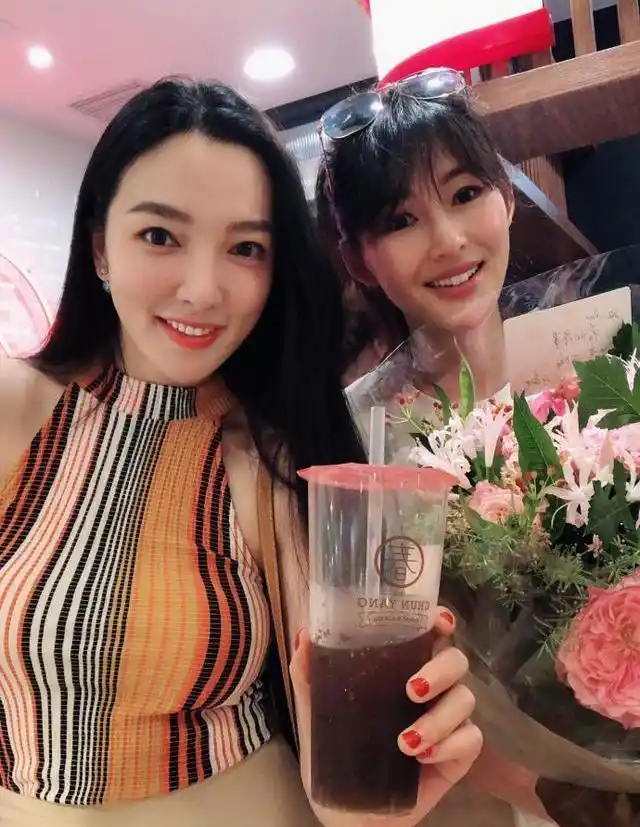 英姿飒爽43岁王励勤正装出席活动退役后担任要职妻子美艳