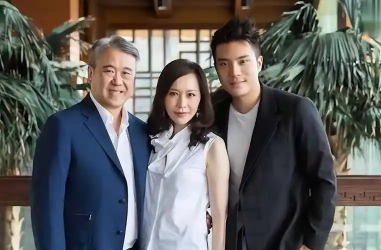 郑裕玲晒聚会照为吴美珩庆生,对方嫁百亿富豪,儿女双全太幸福_工作