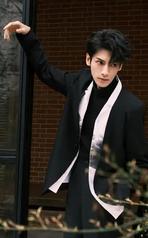 罗云熙现代装比美大赛