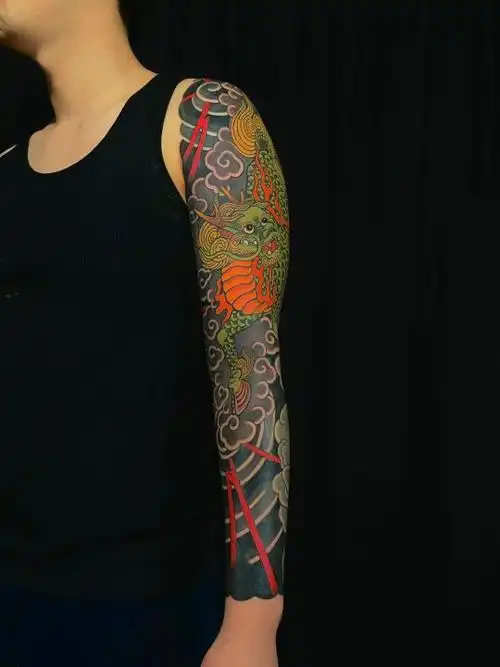 纹身麒麟臂图案男