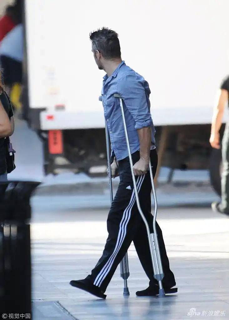 组图:金球奖影帝科林·法瑞尔似脚受伤 拄双拐现身街头_高清图集_新浪