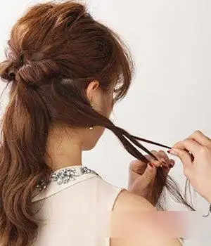 短头发怎么扎头发减龄(2款简单的扎齐腰长头发的方法教程)(3)