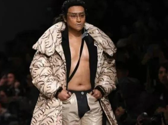 苏有朋47岁生日晒照,手臂肌肉明显身材壮硕,状态似30岁小伙