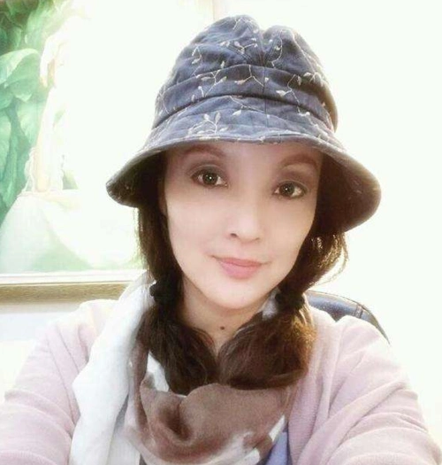 大胡子导演张纪中妻子近照:年轻貌美,是知名编导也是文学作家|樊馨蔓