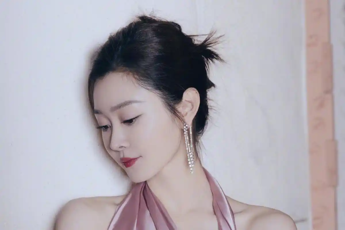 宋轶:如春日暖阳般的微笑和坚不可摧的力量 宋轶身着粉色长裙惊艳亮相