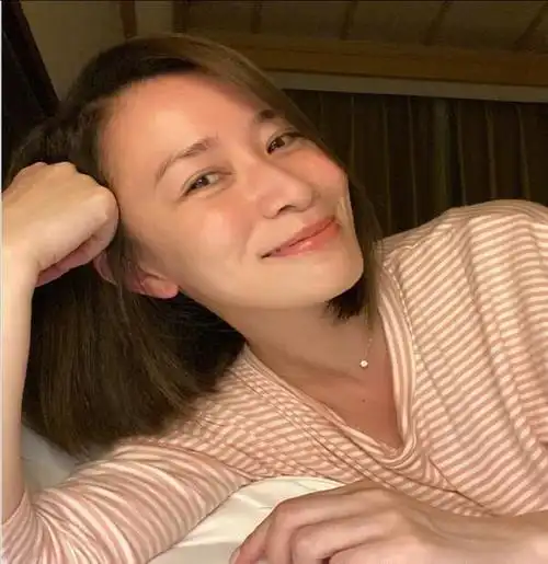 佘诗曼晒12张素颜照,35岁到45岁没走样