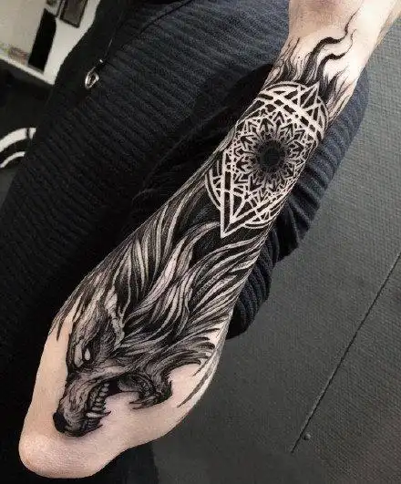 帅气冷酷的黑灰小手臂纹身图案