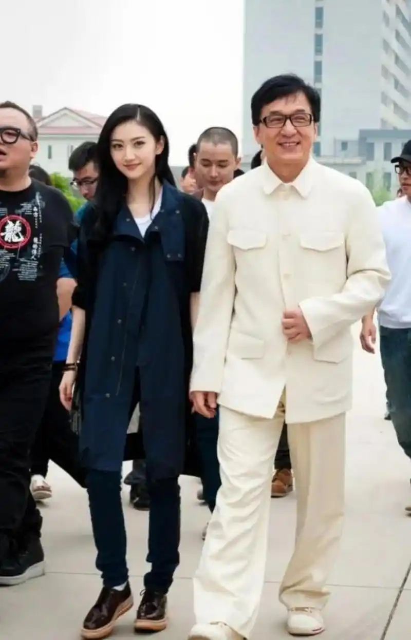 景甜和大哥成龙同框,被曝有潜规则.这不是事实吧?