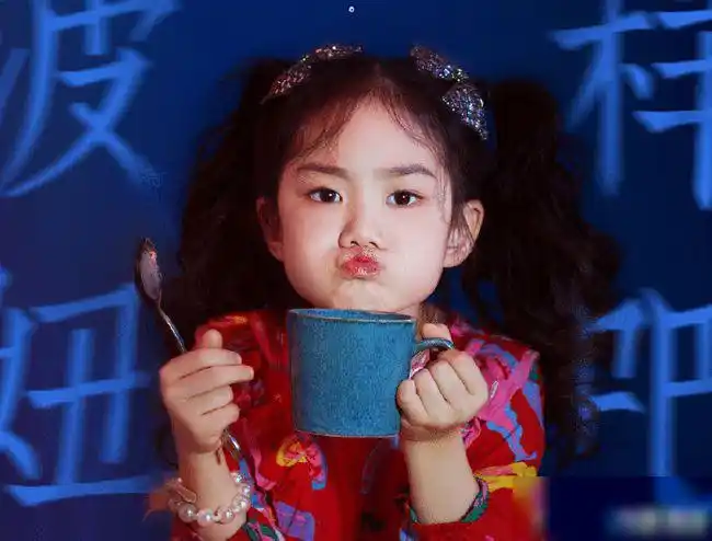 都说女儿的颜值像爸爸,看到5岁lucky的近照时,我终于信了|戚薇|李承铉