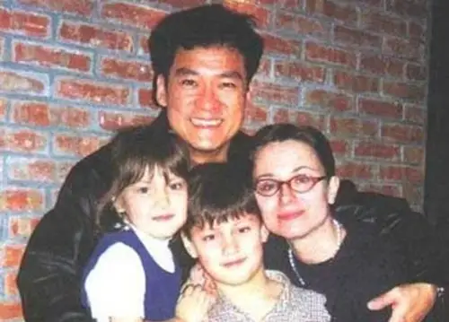 周华健29岁混血儿子近照曝光,留长发蓄胡子