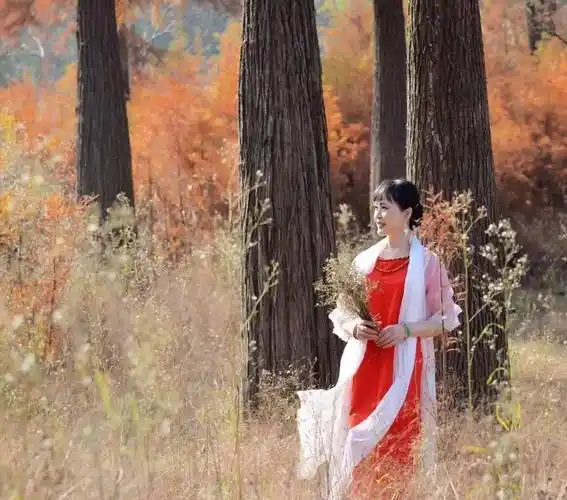 (六)60岁左右中老年人在拍照时,尽量不要用大妈拍照的几件套,比如帽子