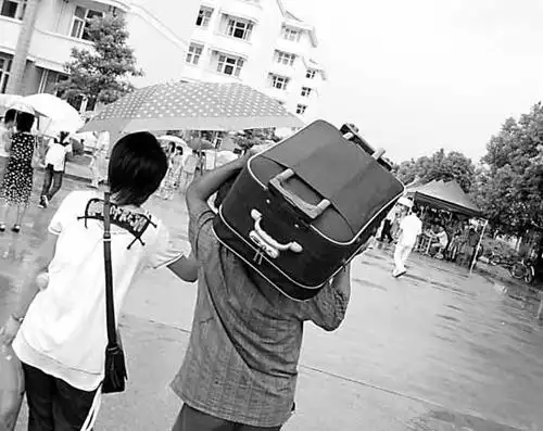 上海外贸学院新生报到日,父母送孩子入校的背影.