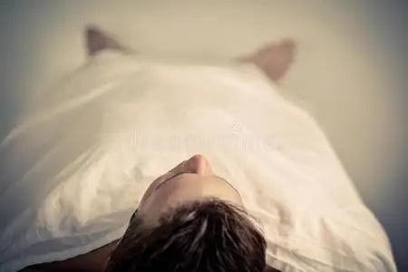 躺在停尸房里的一个小男孩的照片