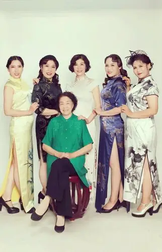 7月12日,神韵姐妹们在洛阳丽景门旗袍摄影展示