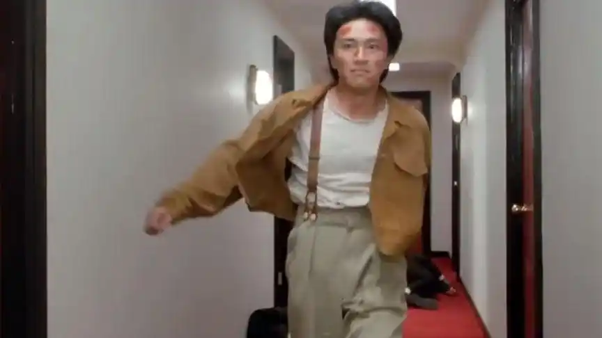 影视剧中六亲不认的步伐:星爷特异功能恢复,走路带风极其嘚瑟!