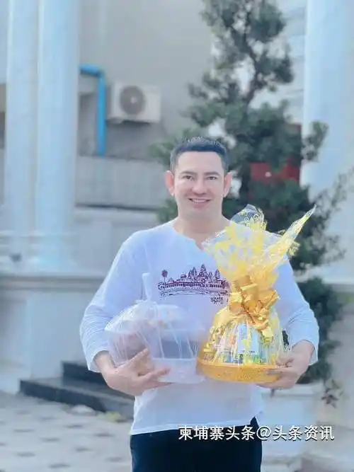 被批评称父亲墓碑上只写中文柬埔寨男歌手你不识字