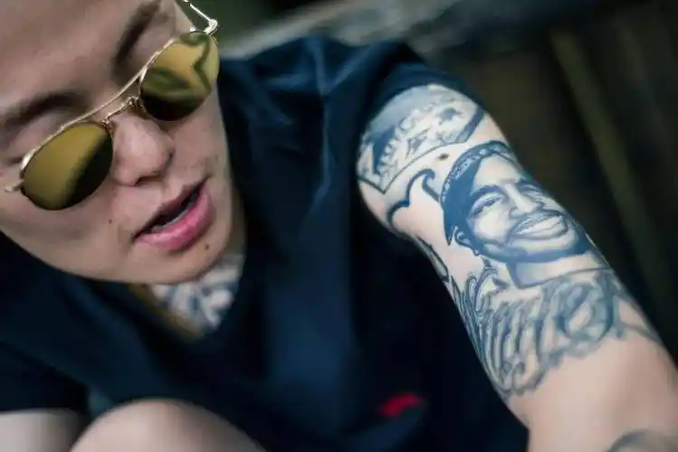 rapper们的纹身都有什么含义?_手臂_说唱_名字