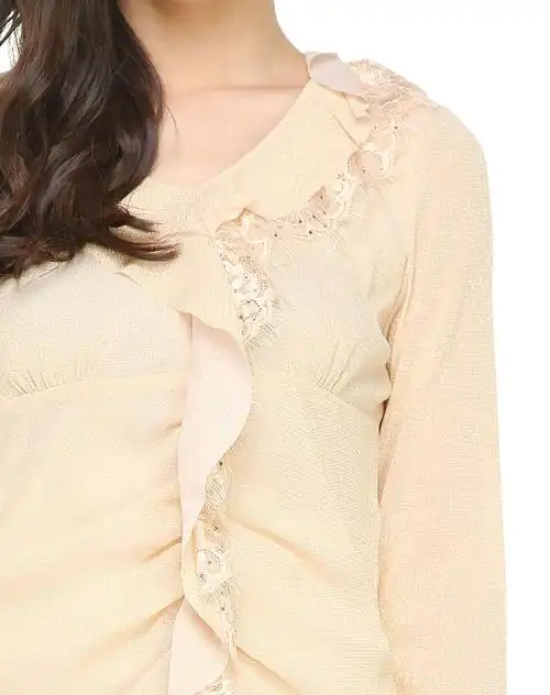米杏色蕾丝边气质长袖上衣