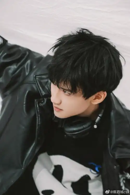 陈泗旭发18宫格祝自己18岁生日快乐##陈泗旭十八岁生日写真