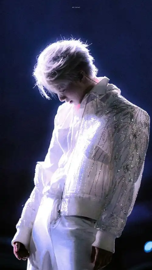 提到银发当然少不了演唱会专门把发色染成应援色的刘耀文银色太好看啦