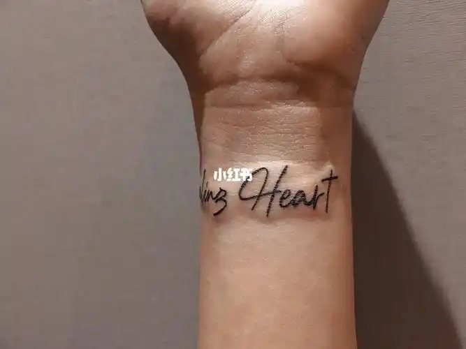 谁能拒绝手腕小字母纹身0909