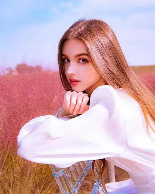 今天介绍的是美女来自乌兹别克斯坦,目前定居韩国,ins上id为elina_4