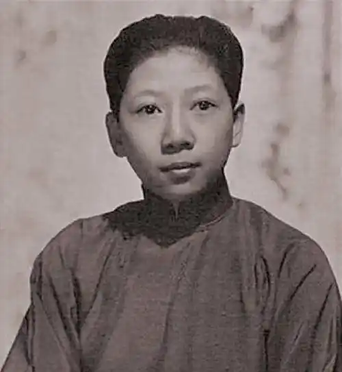 是西装革履,大背头,或者一身戎装,让人雌雄难辨,她曾和张爱玲,陈璧君