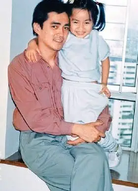 女儿汤洛雯继承了他和他大美人妻子的优良基因,出落的亭亭玉立,明艳不