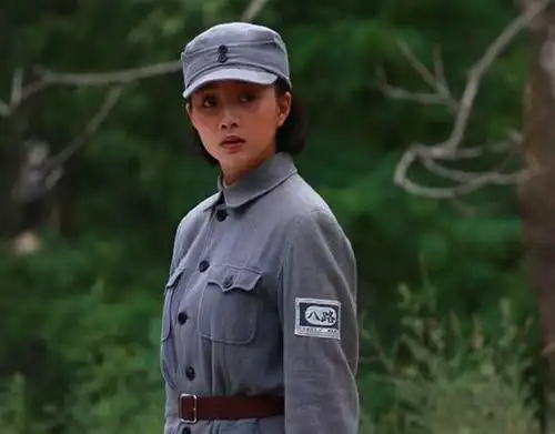 殷桃在《延安爱情》中饰演八路军