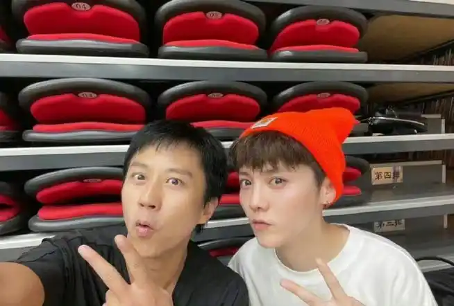 当亲儿子宠了#超哥真的有一种老父亲的即视感,直接把鹿晗当亲儿子宠了