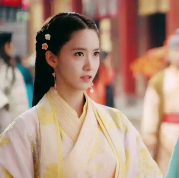 在电视剧《武神赵子龙》中,林允儿扮演的夏侯轻衣,是赵子龙的初恋情人