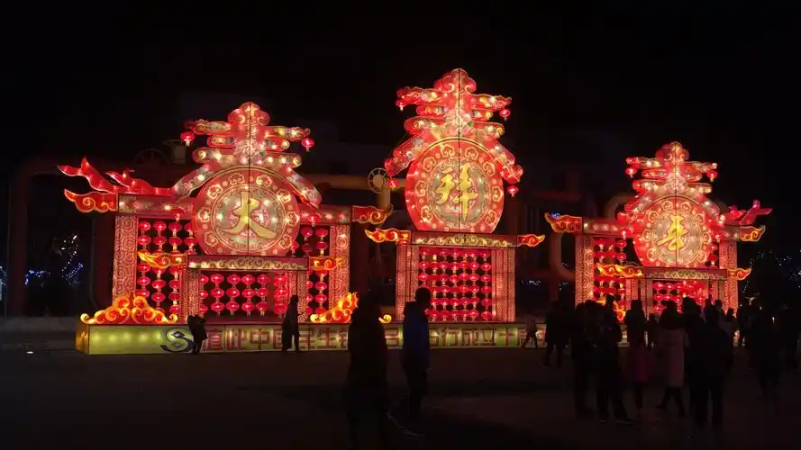 过年啦,欣赏花灯装点的夜晚.