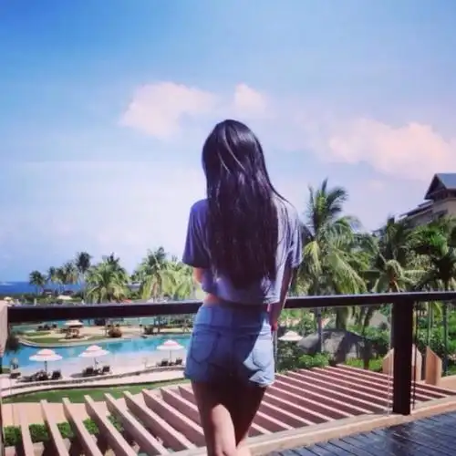 女生长发唯美背影