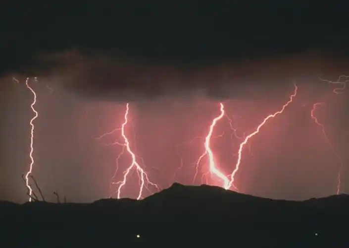 p>雷暴(thunderstorms)是 a target="_blank" href="/item/热带