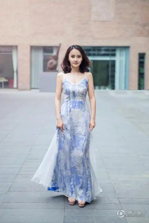 近日,马雅舒曝光一组最新夏日街拍写真.