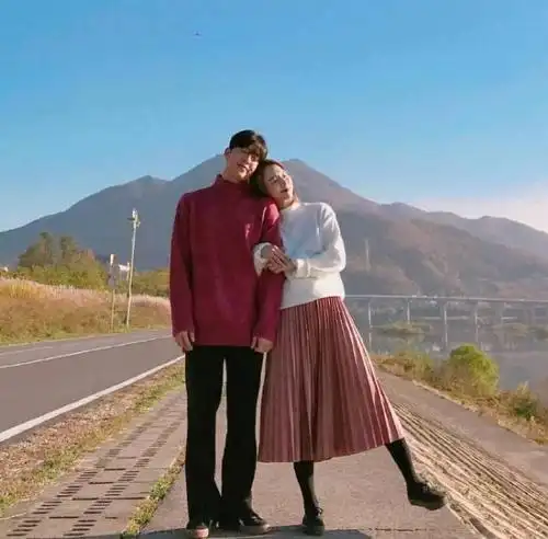 和男朋友穿情侣装出去旅游,发几张这样的照片,朋友圈点赞无数