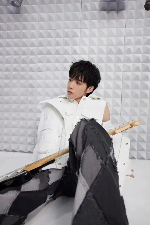 *刘耀文 最新生日九宫格画报张扬摩登又充满个性腔调,多个角度感受他