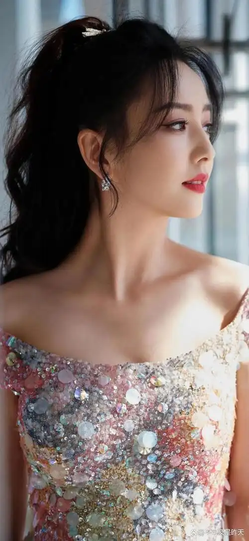 近日,新疆美女佟丽娅再次成为娱乐圈的焦点.