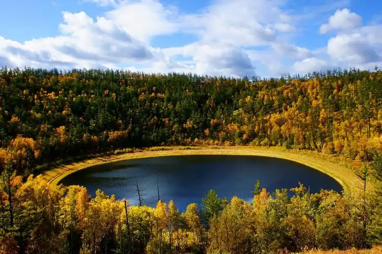 月亮湖昔日碧波荡漾的古海洋经过漫长的地理变迁形成了今日的腾格里