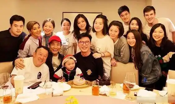 钟镇涛妻子范姜罕见晒全家福过圣诞节,两个女儿长得像极了爸爸