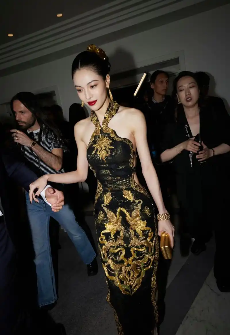 钟楚曦# 戛纳红毯东方美人 钟楚曦身穿劳伦斯·许2013经典高定礼